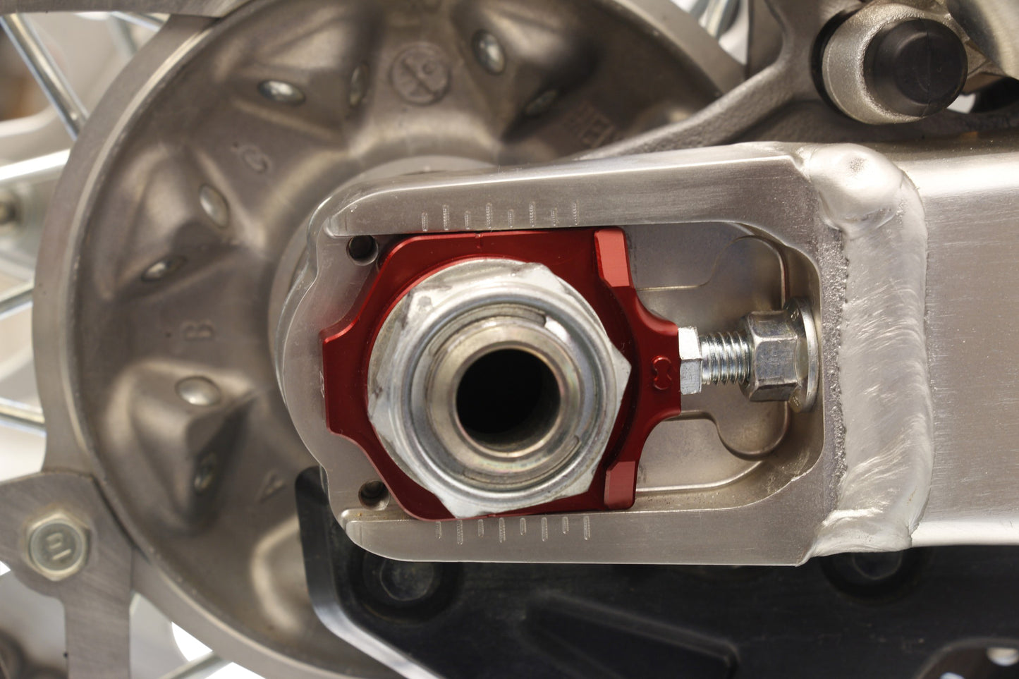 WORKS Elite Axle Block Kit for Honda CRF450R and CRF450RX – CNC Machined Aluminum Floating Rear Axle Conversion