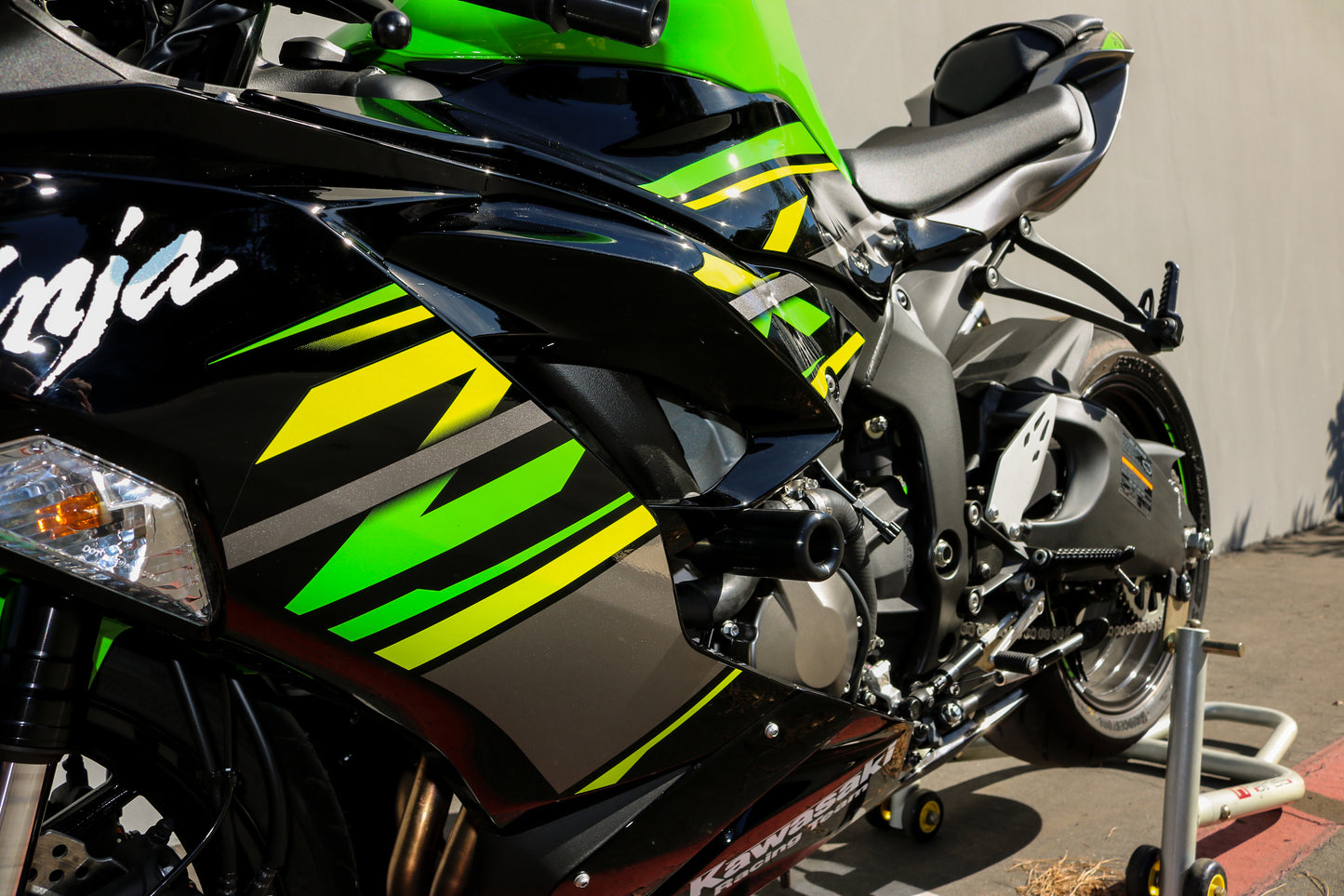 Shogun Motorsports Black Kawasaki ZX-6R Frame Sliders with One-Year Replacement Program - Part #750-4459